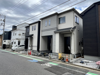 全3区画の分譲地
ビルトインタイプの車庫スペース